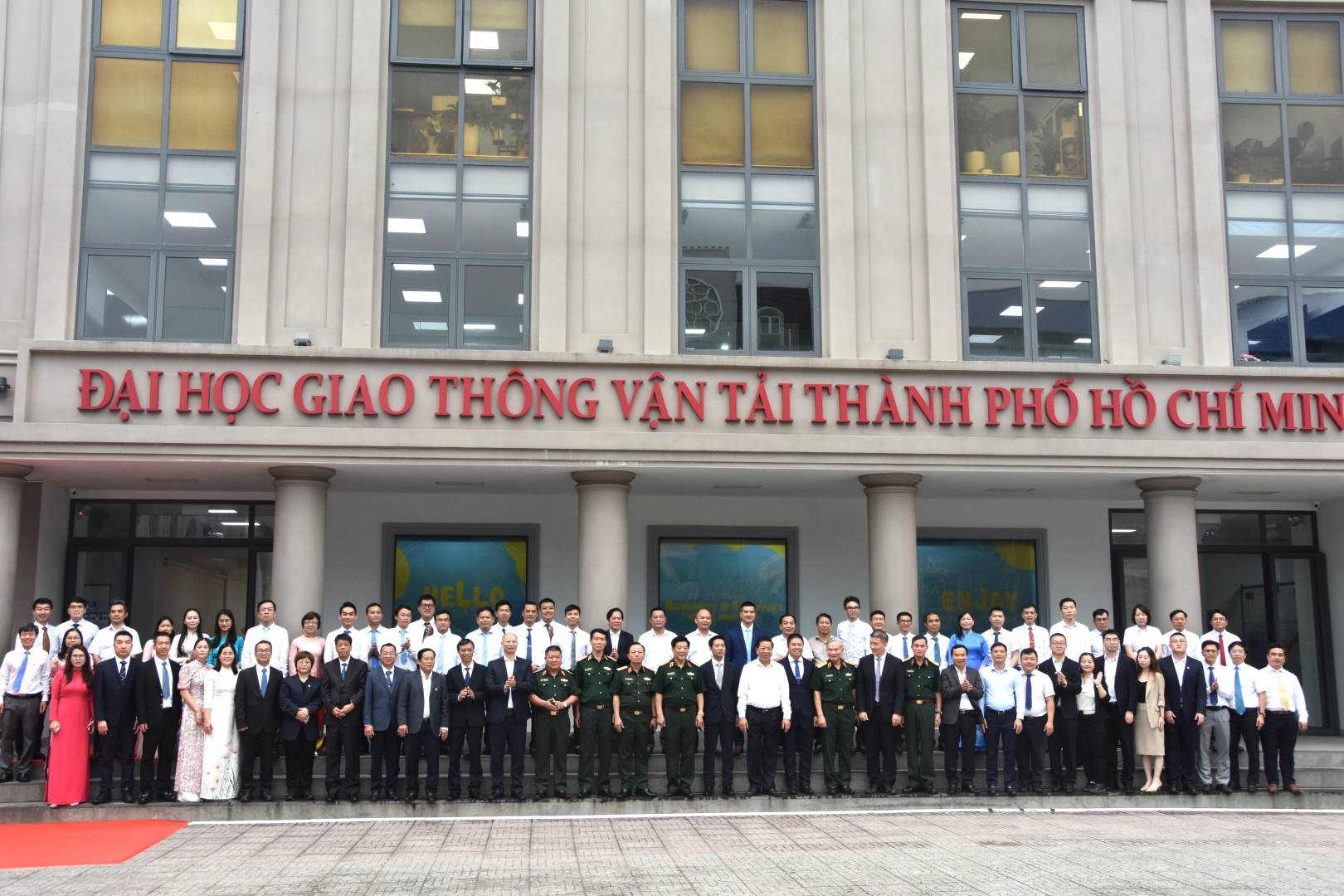 方大与胡志明市交通运输大学共建实验室落成，越南建设部部长亲临揭牌